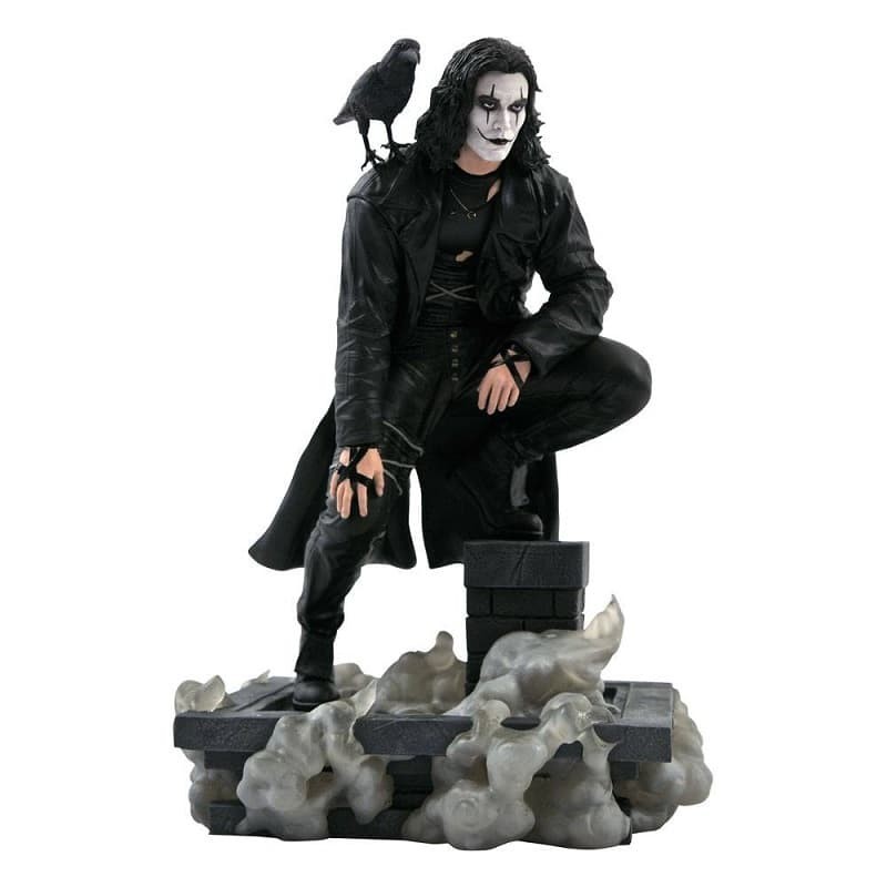 figura de Eric Draven sobre el tejado, con un cuervo sobre su hombro y acechando a su presa