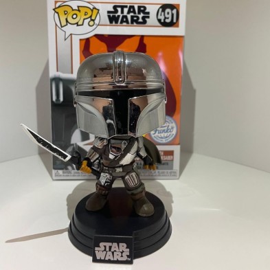 Funko POP! 491 The Mandalorian with darksaber (GITD)