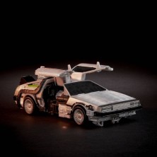 Transformers x Regreso al Futuro Figura Delorian 14 cm